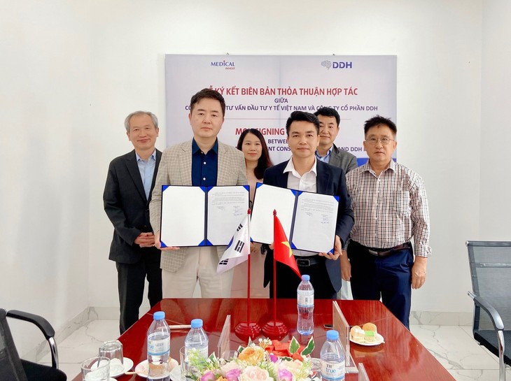 PGS, TS, BS Đặng Đức Nhu, Giảng viên cao cấp Trường ĐH Y Dược - Đại học Quốc gia Hà Nội kiêm cố vấn cấp cao của Cty Medicallaw (Bên phải, hàng trên)