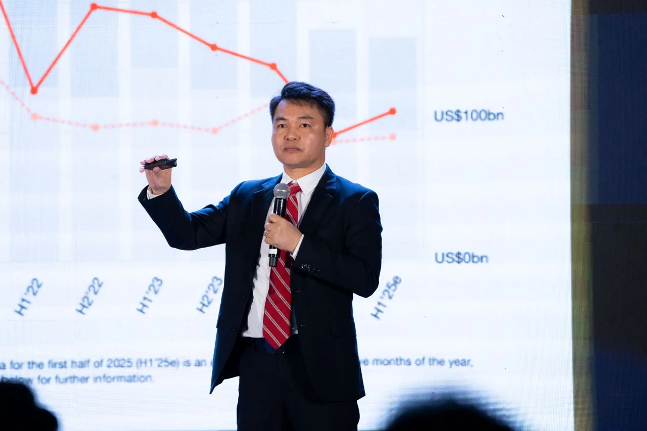 Tuy nhiên, sự phát triển của hoạt động M&A trong ngành y tế tại Việt Nam cũng đang đối mặt với nhiều thách thức khi hành lang pháp lý cho M&A chưa hoàn thiện, thủ tục hành chính còn phức tạp; Các quy định về quản trị doanh nghiệp, định giá tài sản trong lĩnh vực y tế chưa đồng bộ đã gây không ít khó khăn cho các thương vụ M&A. Theo chia sẻ của PGS. TS. BS Đặng Đức Nhu: “Việc thẩm định M&A trong ngành Y tế phức tạp hơn nhiều so với các chuyên ngành khác, liên quan đến giấy phép hành nghề, giấy phép hoạt động chuyên môn, liên quan đến phòng cháy chữa cháy, môi trường, nhân sự cấp cao, bác sĩ giỏi, danh mục thuốc, trang thiết bị và quy định về bảo hiểm y tế.” Trước bối cảnh đó, Hội nghị Quốc tế về Mua bán và Sáp nhập trong Y tế năm 2025 được tổ chức nhằm tạo diễn đàn đối thoại cởi mở giữa cơ quan quản lý và doanh nghiệp. Sự kiện hướng tới tháo gỡ khó khăn, hoàn thiện khung pháp lý và thúc đẩy môi trường đầu tư nh bạch, thuận lợi. Đây cũng là dịp để các doanh nghiệp, nhà đầu tư và tổ chức trong–ngoài nước gặp gỡ, chia sẻ thông tin và thiết lập hợp tác, góp phần hình thành cộng đồng kết nối M&A trong lĩnh vực y tế. Lần đầu tổ chức với quy mô quốc tế, hội nghị đồng thời khẳng định vai trò tiên phong của Medicallaw trong tư vấn pháp lý chuyên sâu cho ngành y tế. Sự kiện nằm trong chiến lược định vị Medicallaw là đơn vị dẫn đầu về tư vấn M&A, thành lập doanh nghiệp và IPO lĩnh vực y tế tại Việt Nam.