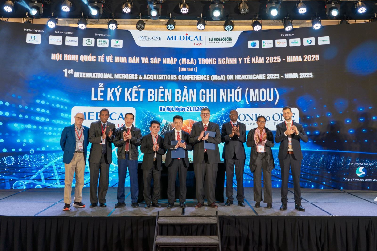Các đại biểu cùng chụp ảnh kỷ niệm