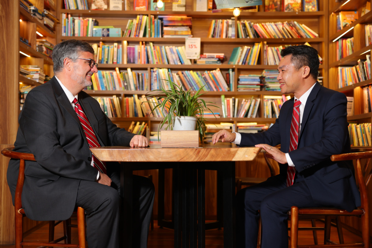 PGS.TS.BS Đặng Đức Nhu và ông Brian K. Langenberg - hai trong số nhiều diễn giả có bài tham luận đáng chú ý về M&A ngành y tế Việt Nam tại HIMA 2025