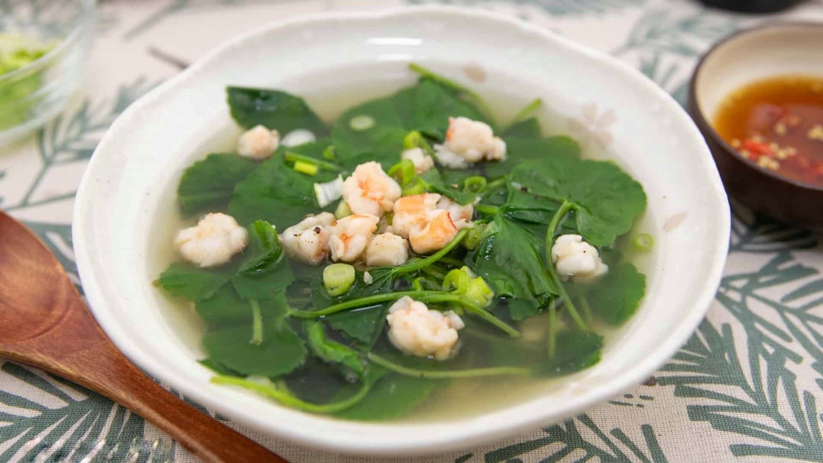 Canh rau má tôm tươi làm mát cơ thể, giảm nguy cơ viêm nhiễm.