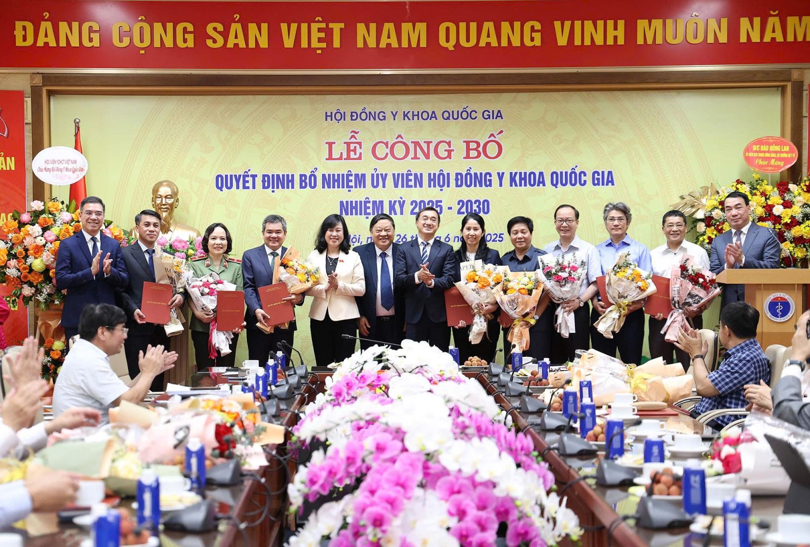Bộ trưởng Đào Hồng Lan, Thứ trưởng Trần Văn Thuấn và 3 đồng chí Phó Chủ tịch Hội đồng Y khoa Quốc gia chúc mừng các đồng chí Uỷ viên Hội đồng