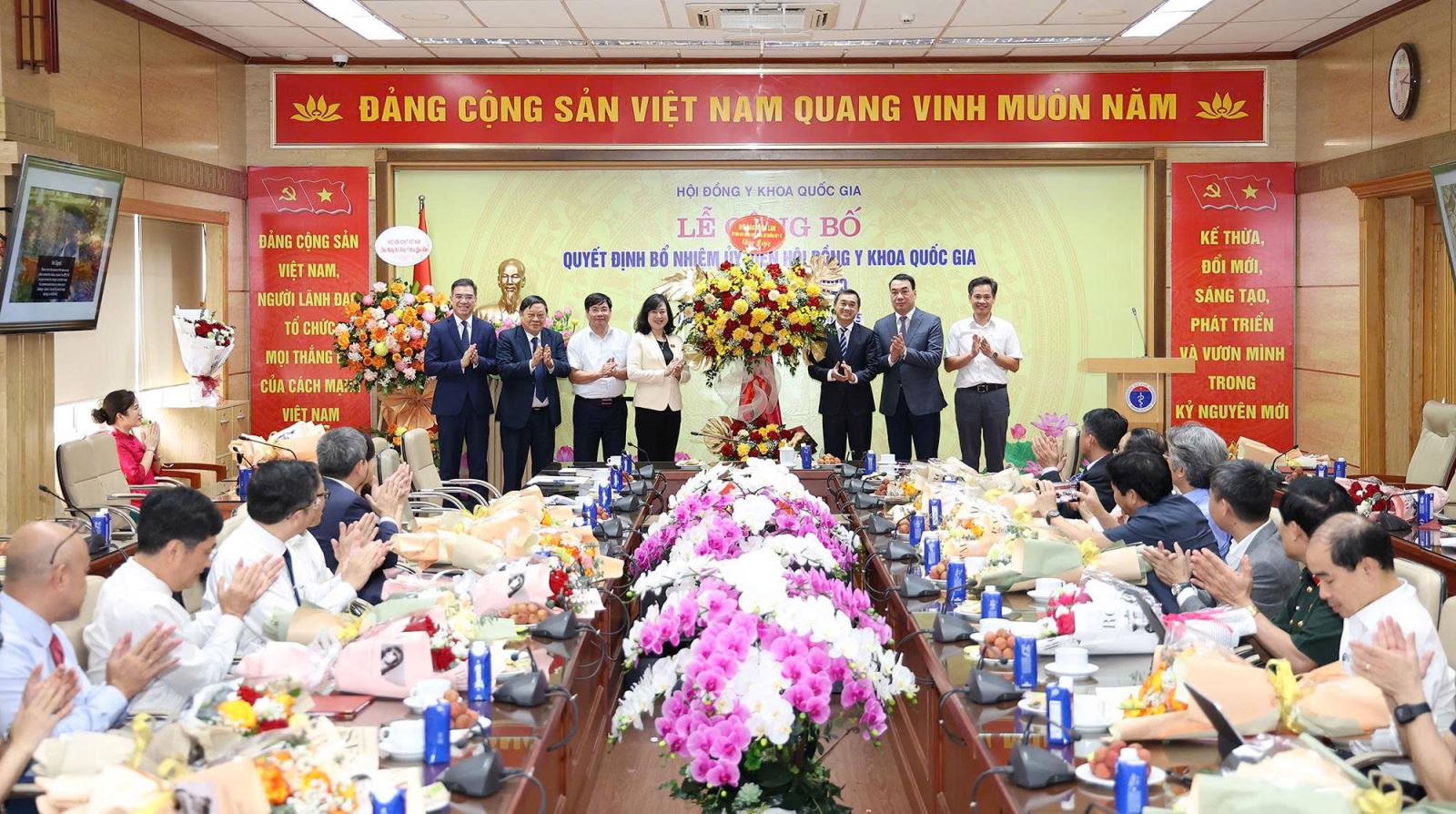 Bộ trưởng Đào Hồng Lan tặng hoa của Bộ Y tế đến đại diện Hội đồng Y khoa Quốc gia.
