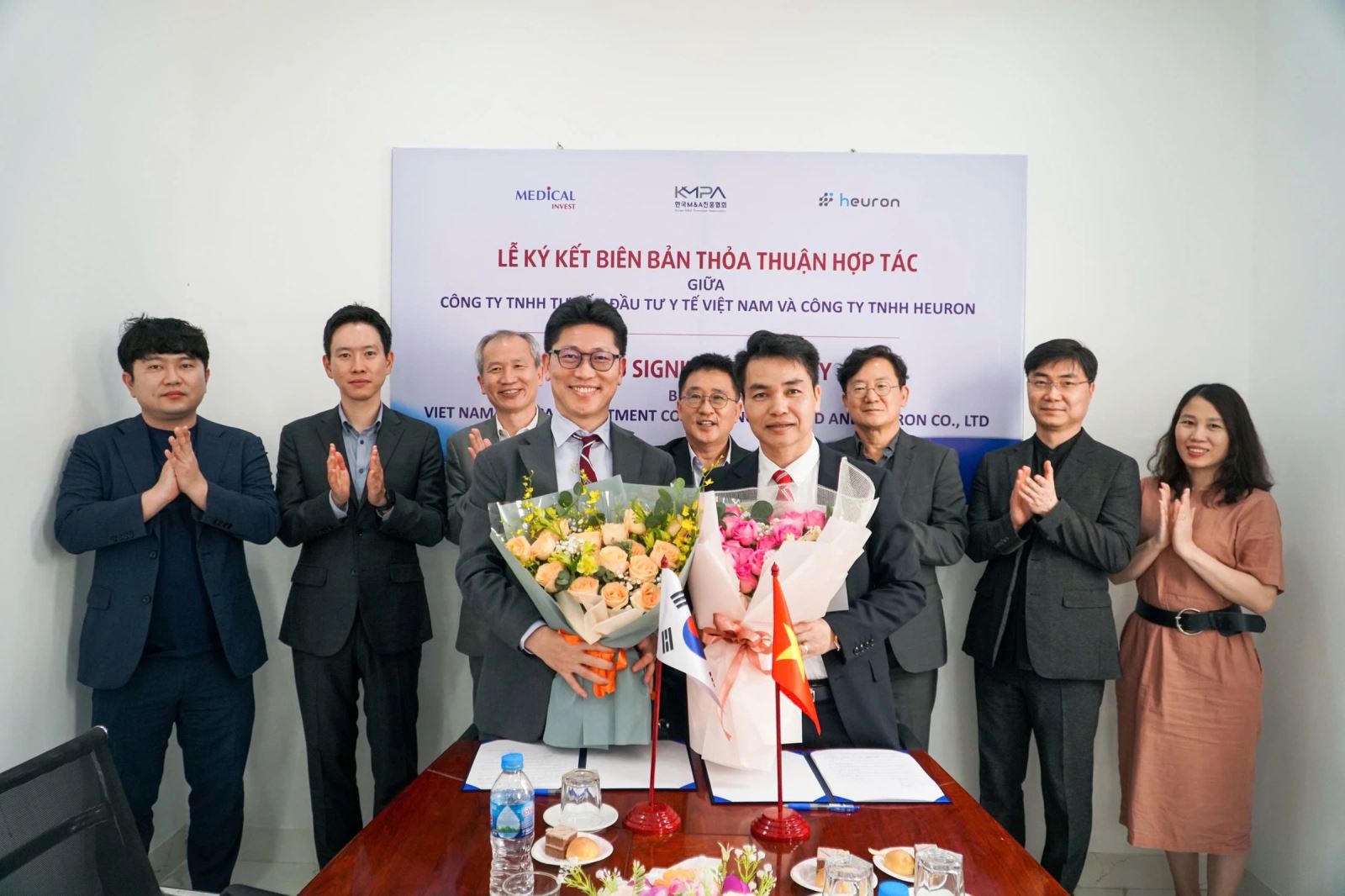 Đại diện các đơn vị đối tác chụp ảnh lưu niệm tại buổi ký kết hợp tác cùng Medicallaw. Đại diện Medicallaw thứ tư bên phải. Ảnh: Medicallaw
