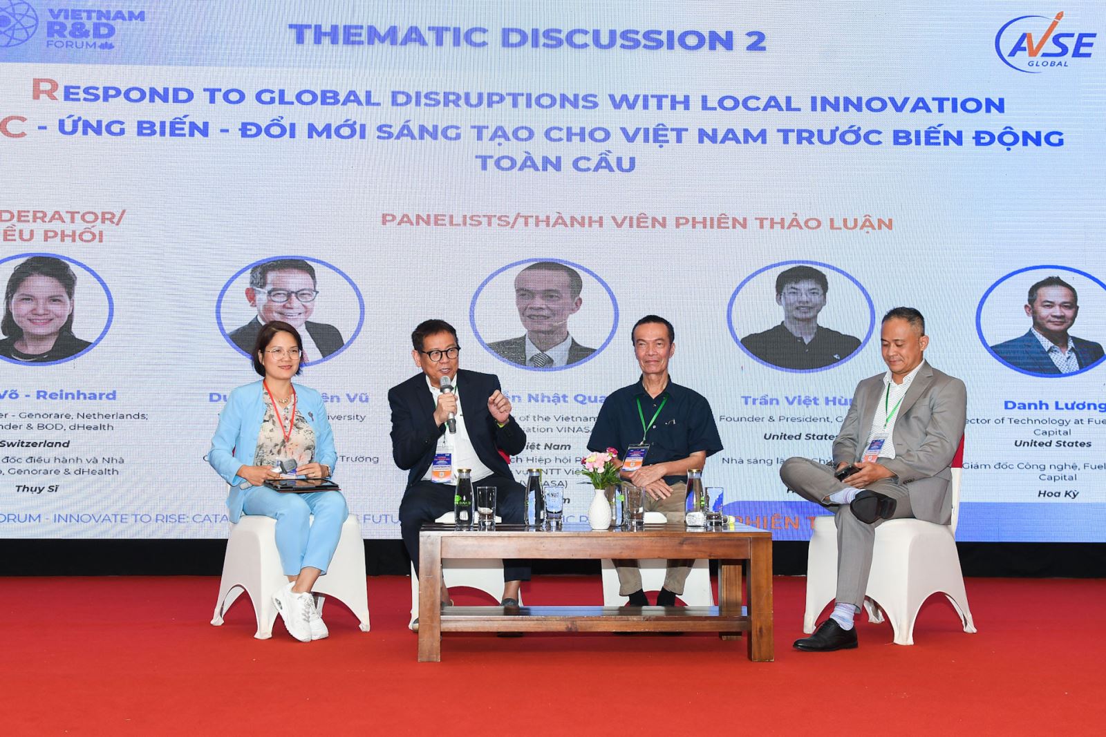 Tiến sĩ Quy Võ-Reinhard điều phối phiên thảo luận chủ đề "Ứng biến - Đổi mới sáng tạo cho Việt Nam trước biến động toàn cầu" ngày 30/7/2025 trong khuôn khổ Diễn đàn Nghiên cứu và Phát triển Việt Nam 2025.