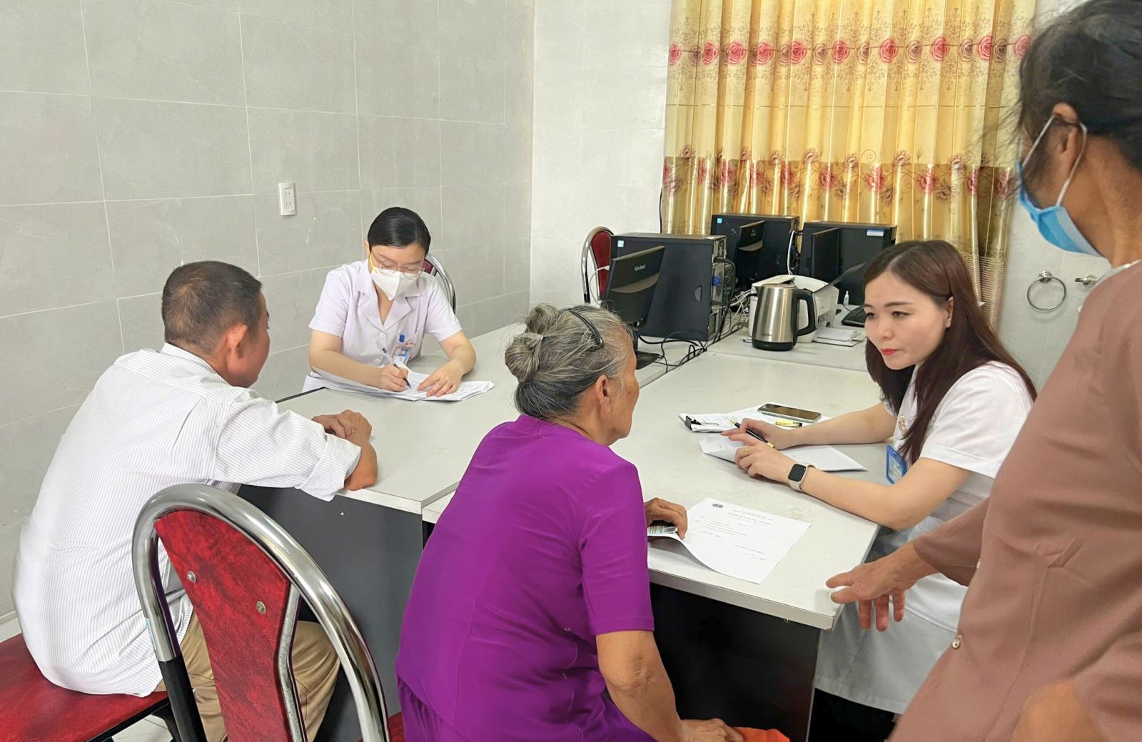 Cần có chế độ đãi ngộ tương xứng với cán bộ y tế, góp phần nâng cao công tác chăm sóc sức khỏe nhân dân