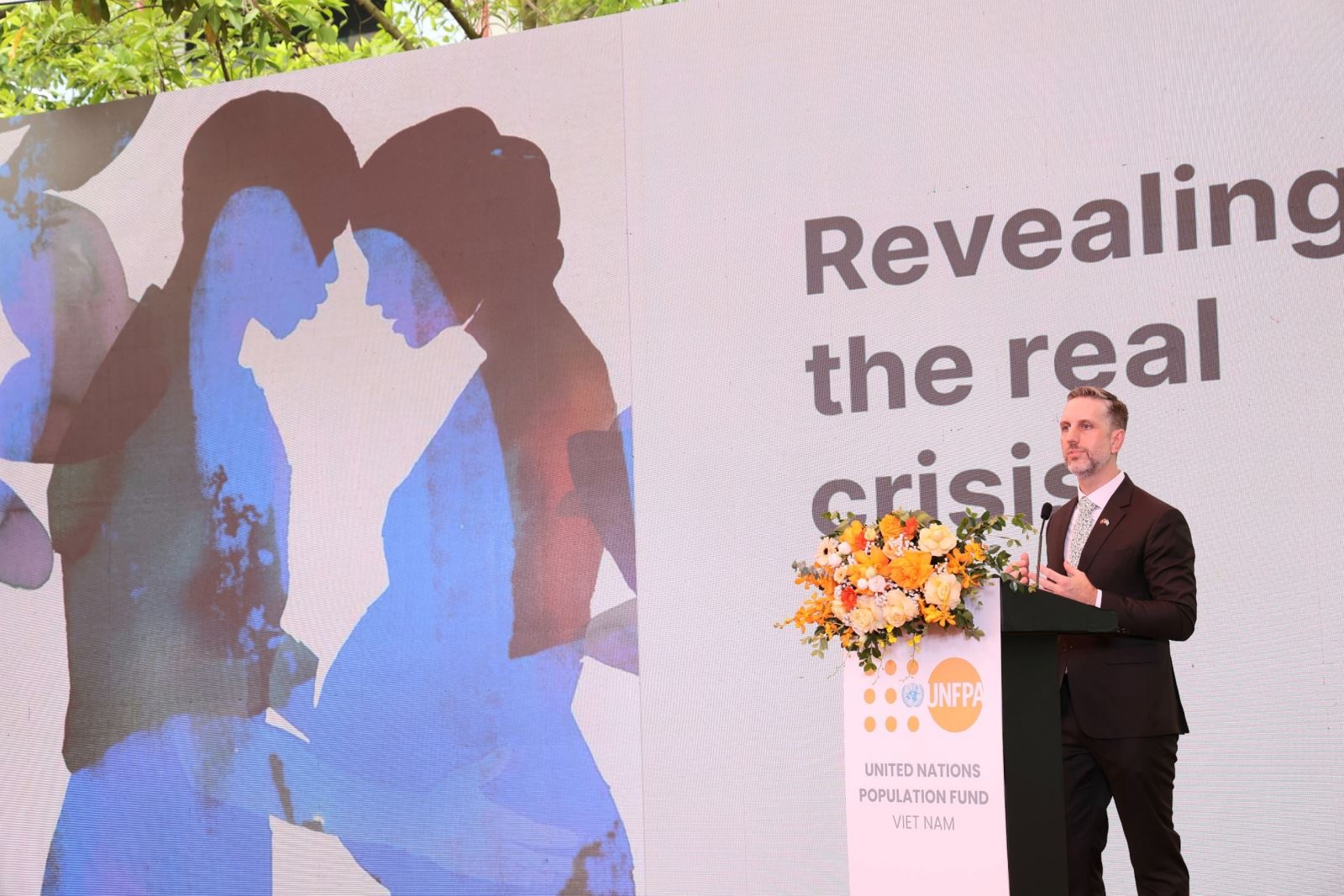Ông Matt Jackson, Trưởng Đại diện UNFPA tại Việt Nam, thông qua bài trình bày tóm tắt về Báo cáo Tình trạng Dân số Thế giới 2025, ghi nhận nỗ lực của Việt Nam trong việc đảm bảo quyền tự quyết sinh sản về cho mọi người