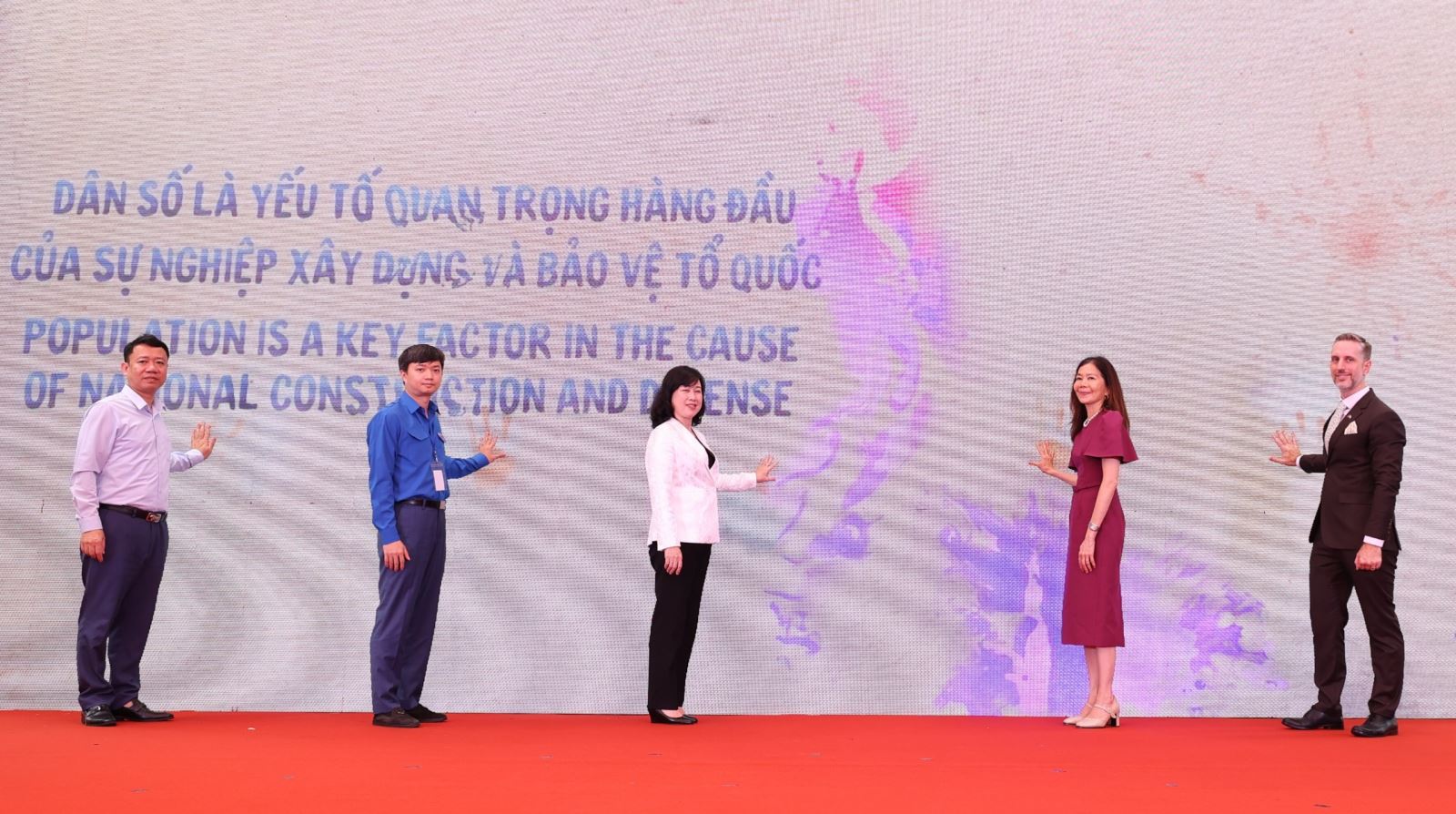 Bộ trưởng Bộ Y tế Đào Hồng Lan, bà Pauline Tamesis, ông Matt Jackson, ông Nguyễn Minh Triết, Cục trưởng Cục Dân số Lê Thanh Dũng cùng nhấn nút khởi động và lan tỏa các thông điệp hưởng ứng Ngày Dân số thế giới