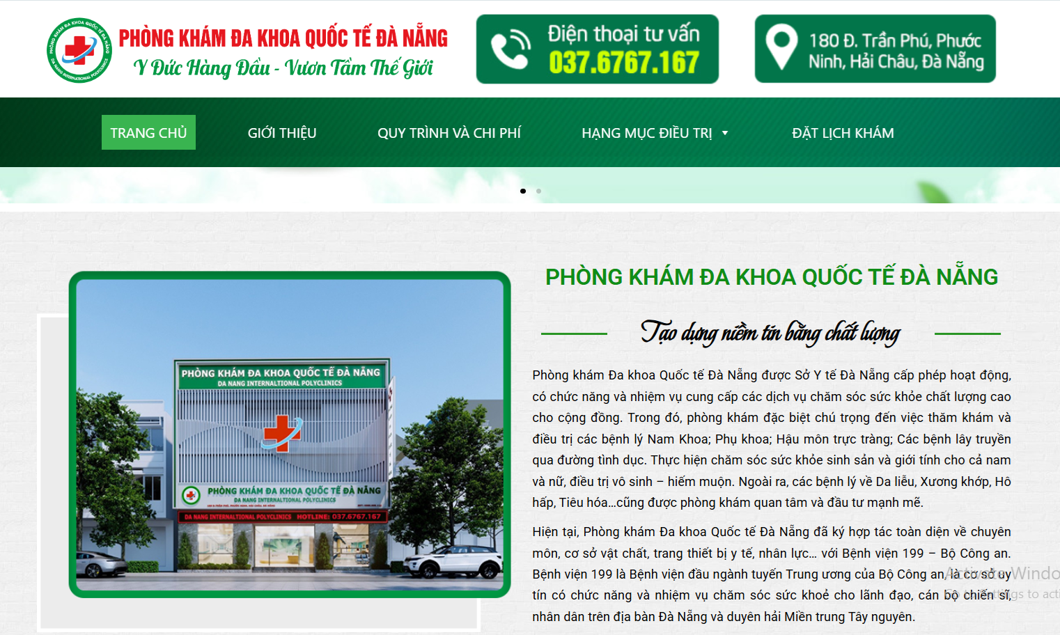 Website phòng khám với khẩu hiệu “Y đức hàng đầu, vươn tầm thế giới”.