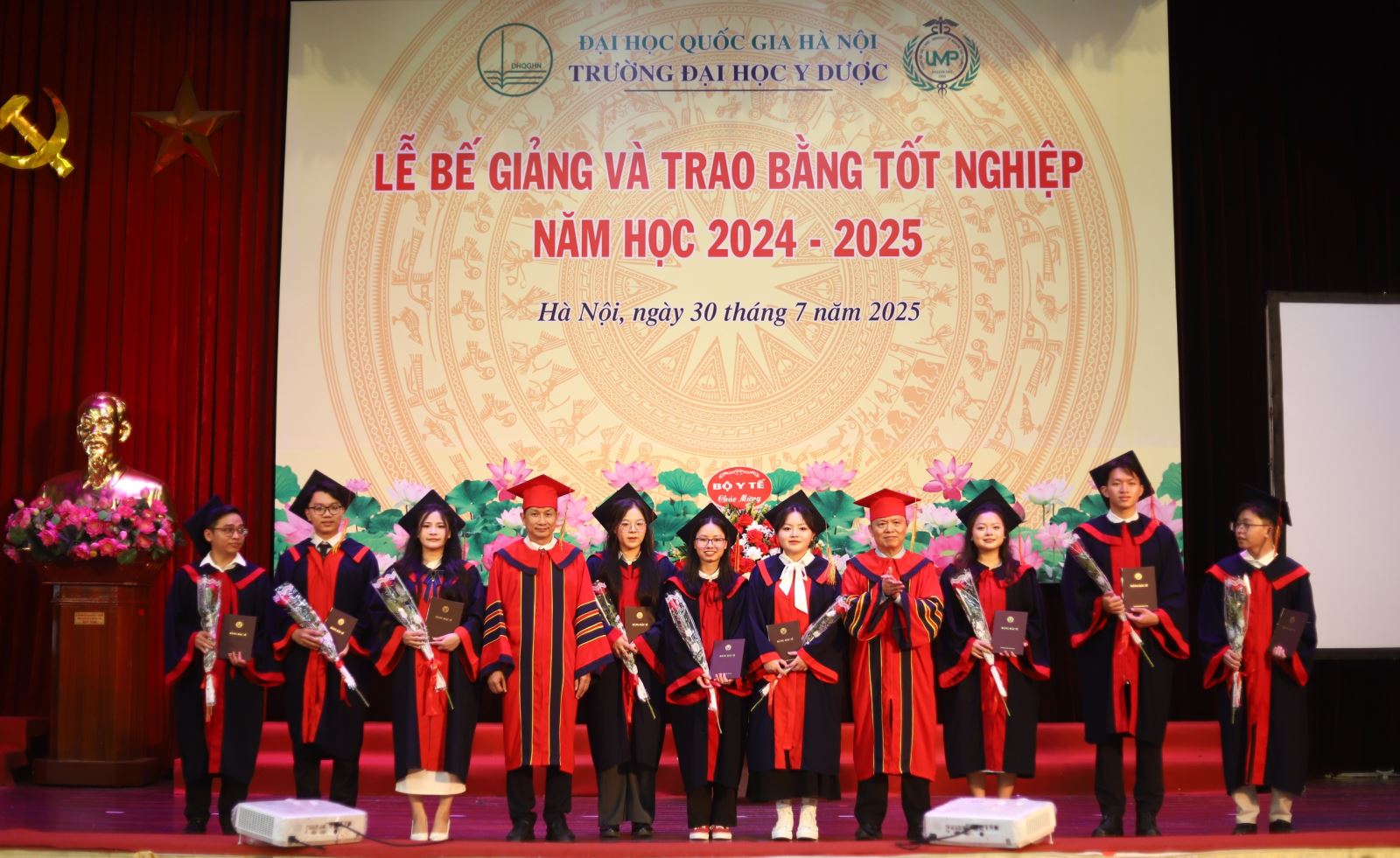 GS.TS Lê Ngọc Thành - Hiệu trưởng Trường Đại học Y Dược cùng các thầy, cô trong Ban Giám hiệu trao bằng tốt nghiệp cho các tân bác sĩ.